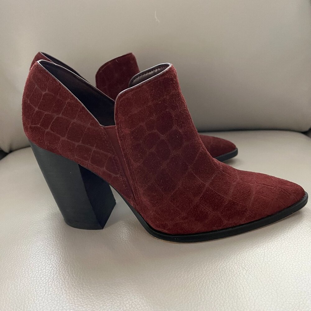 Vince Camuto Ankle Bootie Block Heel Wine color Size 8.5